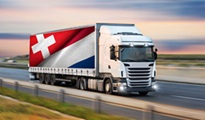 Straßentransport-LKW mit Schweizer Flagge